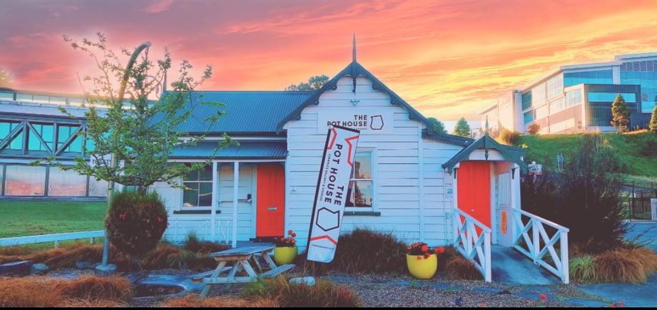 Outside-The-Pot-House